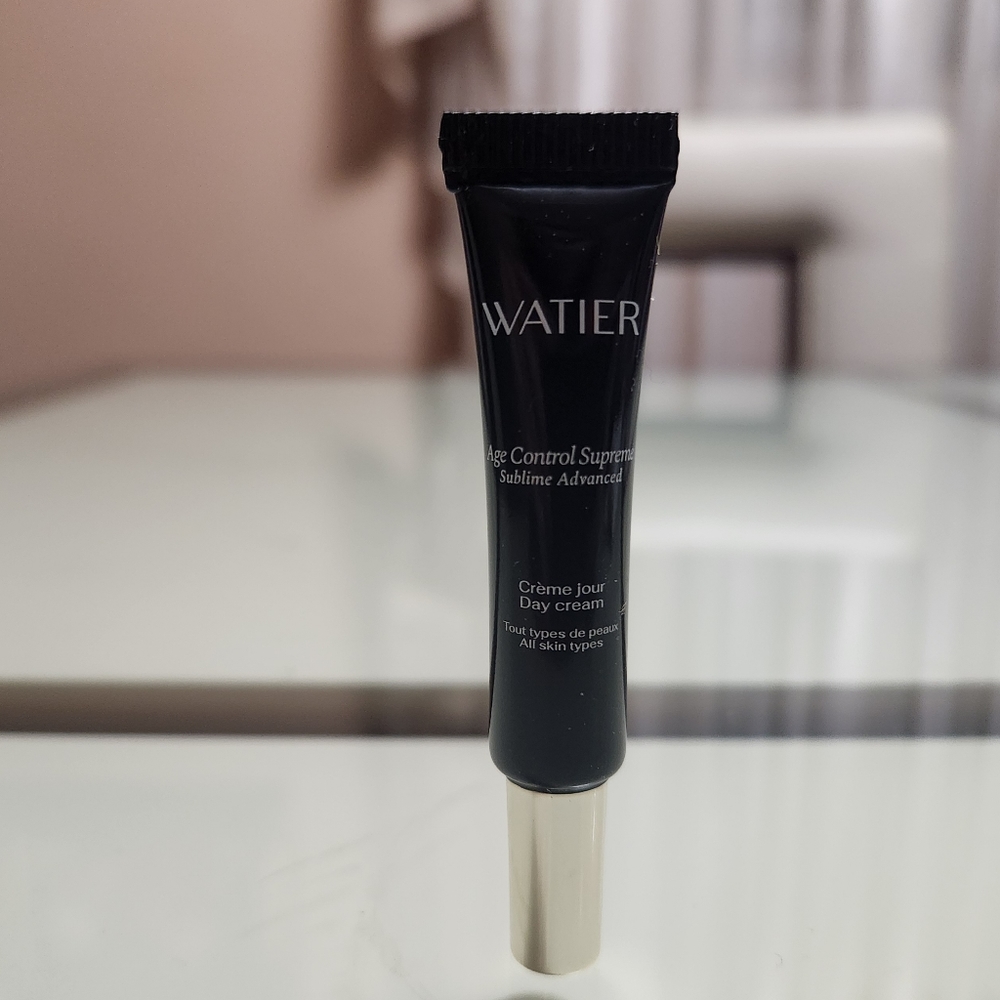 10/$25✨️Lise Watier Cream✨️